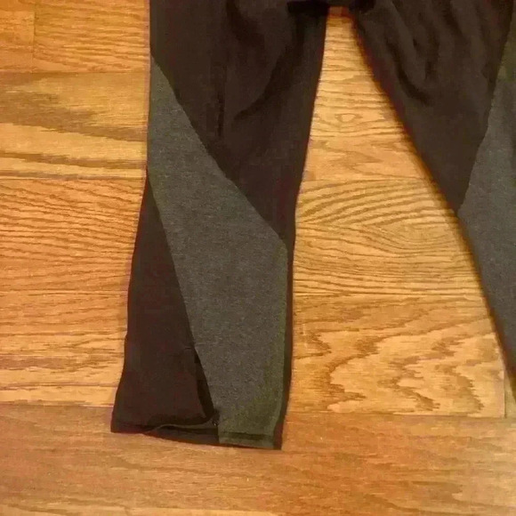 Athleta Ananda Split Capri Yoga Size Small Comfy Mid Rise Stretchy Leggings - Picture 4 of 11